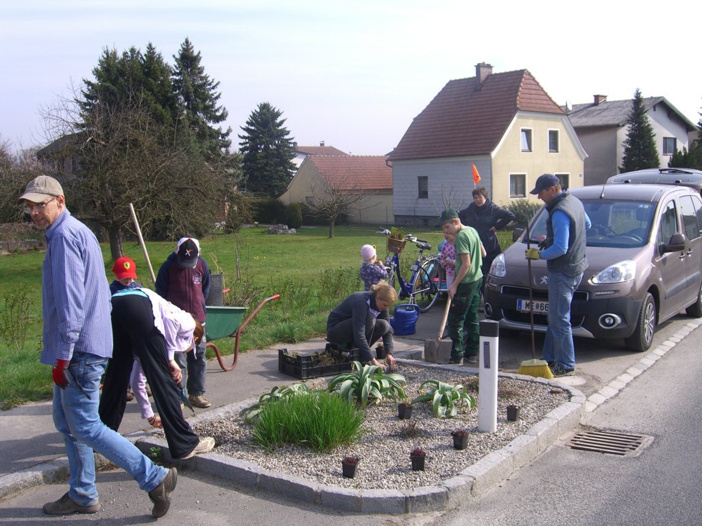 Blumenrabatl an der Bundesstrasse