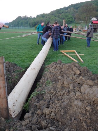 Maibaum aufstellen in Ornding